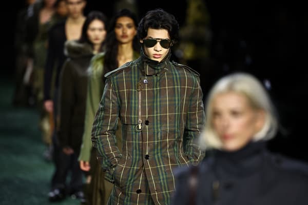 Trenchs Profusion Et D Tails So British Burberry Affirme Son Style   Burberry Show Londres 2024 1810447 