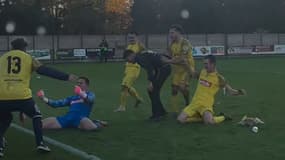 Le gardien de l'AG Plouvorn marque un retourné acrobatique contre l'AS Vitré le 16 novembre 2025