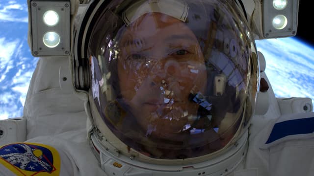 Thomas Pesquet lors de sa première sortie extra-véhiculaire.