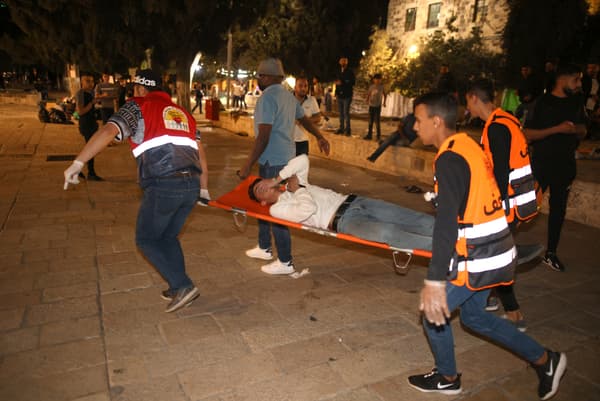Heurts entre policiers israéliens et Palestiniens sur l'esplanade des Mosquées à Jérusalem, le 7 mai 2021