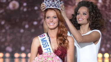 Maëva Coucke lors de son couronnement de Miss France 2018, à Châtearoux, le 16 décembre 2017.