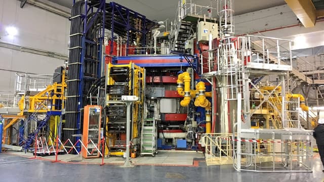 Vue générale du Tokamak West dans les locaux du CEA à Cadarache.