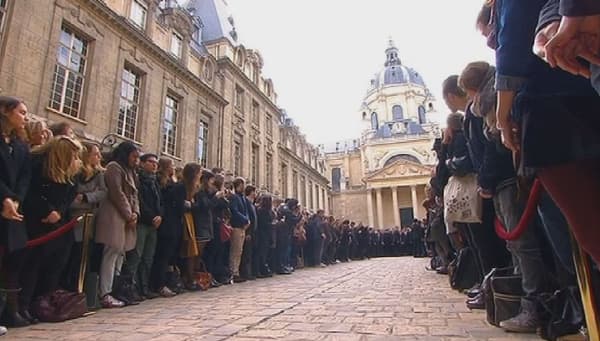 La foule investit la cour de la Sorbonne pour une minute de silence. La foule investit la cour de la Sorbonne pour une minute de silence.