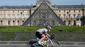 La cycliste américaine Kristen Faulkner devant la pyramide du Louvre, lors de la course en ligne femmes des JO de Paris 2024, le 4 août 2024.
