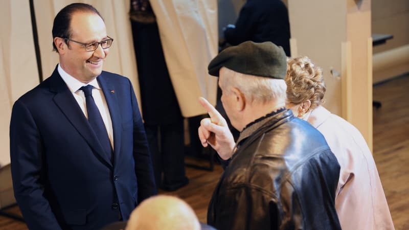 François Hollande, dimanche, face à des électeurs dans son fief corrézien, à Tulle.