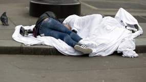 Deux personnes dormant dans la rue de Rivoli située à Paris, le 2 avril 2015