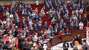 Des députés applaudissent à l'Assemblée la DRH de Charlie Hebdo, exfiltrée de son domicile après des menaces