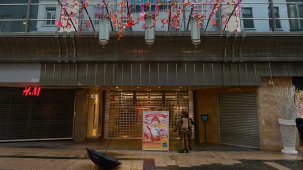 Magasins et centres commerciaux ont baissé leurs rideaux, à Bruxelles, le 21 novembre. 