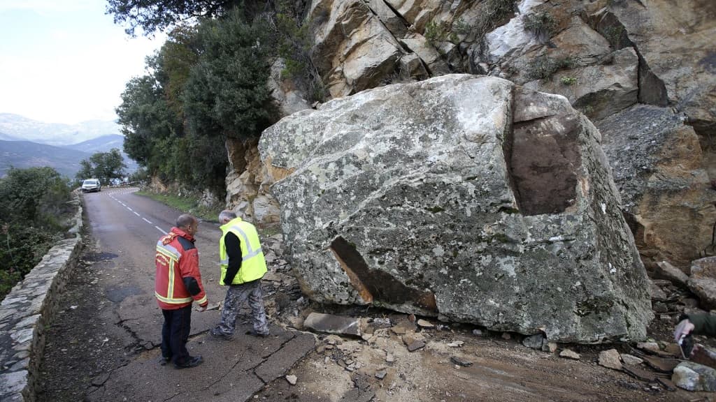 La roche tombée sur une route corse ce jeudi 25 novembre.