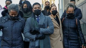 L'acteur afro-américain Jussie Smollett (au centre) entouré de ses proches quitte le tribunal de chicago le 8 décembre 2021
