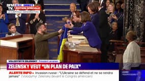 Zelensky offre au Congrès américain un drapeau ukrainien venu du front de Bakhmout