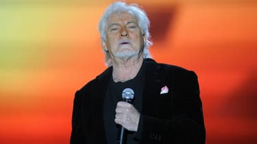 Hugues Aufray, sur scène.