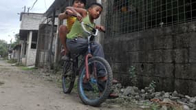 Deux enfants à Guayaquil en Équateur le 16 mai 2020.