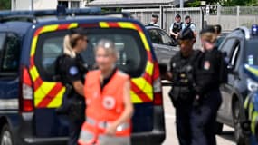 Gendarmes et secours devant le collège Dolto le 10 juin 2025 à Nogent (Haute-Marne) après la mort d'une surveillante tuée à coups de couteau