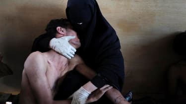 Le photographe espagnol Samuel Aranda a remporté le World Press Photo 2011 pour sa photographie prise pour le New York Times dans une mosquée de Sanaa transformée en hôpital de campagne lors du soulèvement populaire contre l'ancien président Ali Abdallah