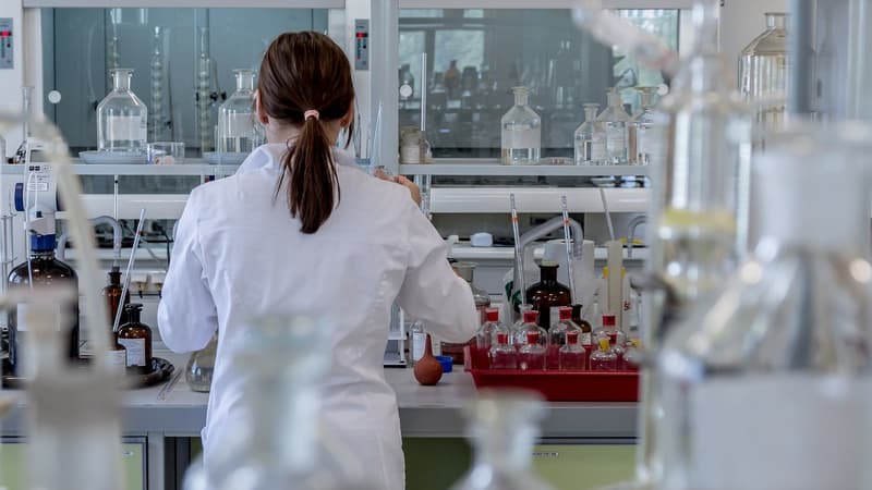 Une scientifique effectue des analyses dans un laboratoire (photo d'illustration). 