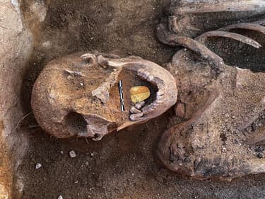 Une momie de 2000 ans avec une amulette en feuille d'or dans la bouche a été découverte au temple Taposiris Magna dans l'ouest d'Alexandrie, le 29 janvier 2021.