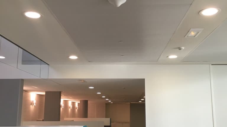 Les capteurs sont installés au plafond dans des lieux de passage