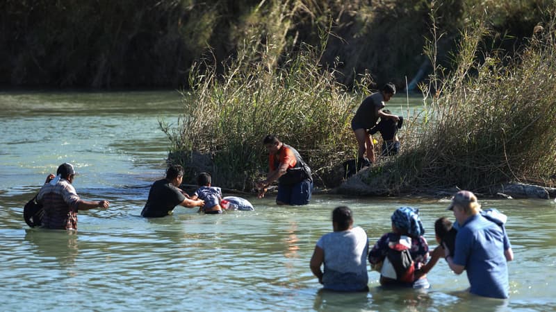 Des migrants traversent le Rio Grande pour rejoindre les Etats-Unis, le 17 février 2019.