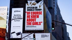 Une affiche publicitaire à Times Square, met en avant la déclaration de Jeffrey Epstein au sujet de Donald Trump selon laquelle: « bien sûr qu'il était au courant pour les filles », le 17 novembre 2025 à New York (États-Unis). (Photo d'illustration)