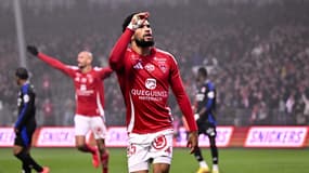 Mahdi Camara chambre les supporteurs lyonnais lors de Brest-OL, le 11 janvier 2025.