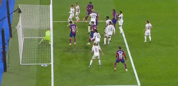 Le gardien du Real Madrid Lunin cache le ballon qui semblait signifier but de Lamine Yamal et du Barça, 21 avril 2024