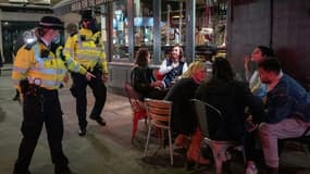 Des policiers veillent à l'application de la fermeture des pubs à partir de 22h00 dans le quartier de Soho, le 24 septembre 2020 à Londres. Photo d'illustration

