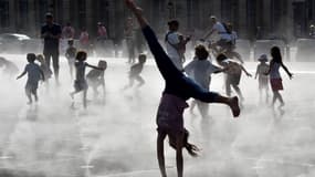 Des enfants s'amusent sur le Miroir d'eau à Bordeaux, le 15 octobre 2017. 
