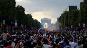 Des centaines de milliers de personnes se sont rassemblées dimanche soir sur les Champs-Elysées.