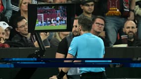 Un arbitre consultant l'assistance vidéo à l'arbitrage, à Leverkusen le 9 mai 2024