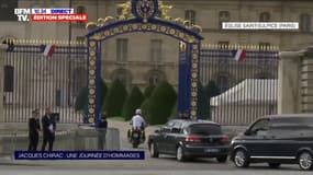 Emmanuel Macron est arrivé dans la cour des Invalides pour rendre les honneurs militaires à Jacques Chirac 