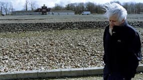 Jorge Semprun, en avril 1995, au camp de Buchenwald où il fut interné et y survécut jusqu'à sa libération par les troupes américaines. L'écrivain et homme politique espagnol est décédé à Paris à l'âge de 87 ans. /Photo d'archives/REUTERS
