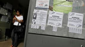 Petites annonces devant un bureau pour l'emploi, en Grèce. Le taux de chômage en Grèce a augmenté en juillet pour le 35e mois consécutif, inscrivant un nouveau record historique à 25,1%, contre 24,8% (chiffre révisé) en juin. /Photo prise le 11 octobre 20