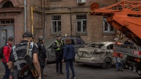 Un immeuble résidentiel endommagé suite à une attaque de drone russe, à Kiev, le 26 septembre 2024, au milieu de l'invasion russe de l'Ukraine.