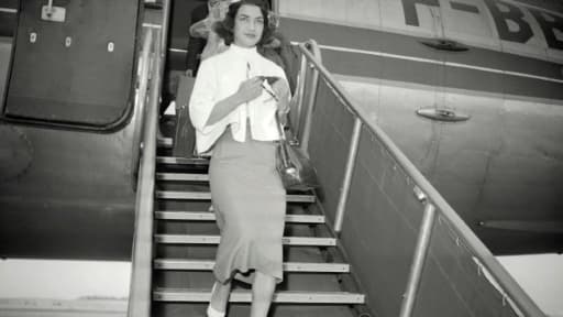 La soeur jumelle de l'ancien Chah d'Iran, la princesse Ashraf Pahlavi, dans les années 1950 lors de son arrivée en France