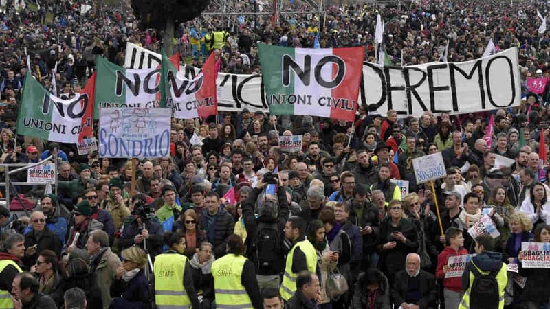 Des milliers de manifestants marchent contre l'union civile pour les homosexuels à Rome.