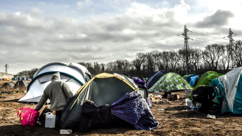 Un migrant devant une tente dans un campement informel, près du port de Calais, le 18 février 2019 (photo d'illustration)