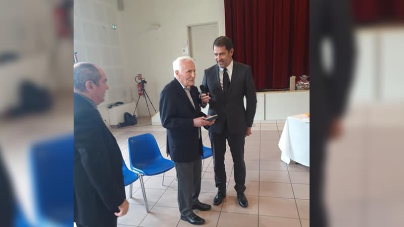 Edmond Aillaud (à gauche) lors de son centenaire, aux côtés de Christophe Castaner (à droite) le 25 septembre 2021.