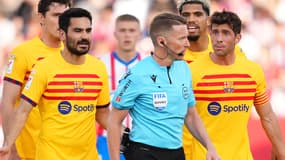 Ilkay Gundogan et Sergi Roberto en discussion avec un arbitre pendant un match du Barça en Liga, mai 2024