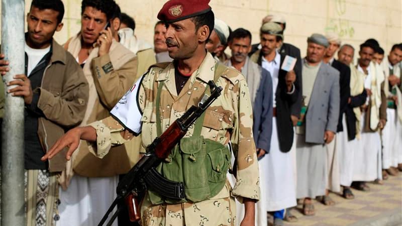 File d'attente devant un bureau de vote dans Sanaa, la capital du Yémen. Les Yéménites sont invités à désigner ce mardi le successeur d'Ali Abdallah Saleh, qui a gouverné d'une main de fer le pays pendant trois décennies et a dû céder le pouvoir en novemb