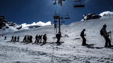Les skieurs font la queue pour les remontées mécaniques à la station de ski du Col de la Balme à la Clusaz, le 23 mai 2021 (photo d'illustration)