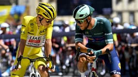 Tadej Pogacar et Jonathan Milan en train de discuter pendant le Tour de France, le 22 juillet 2025