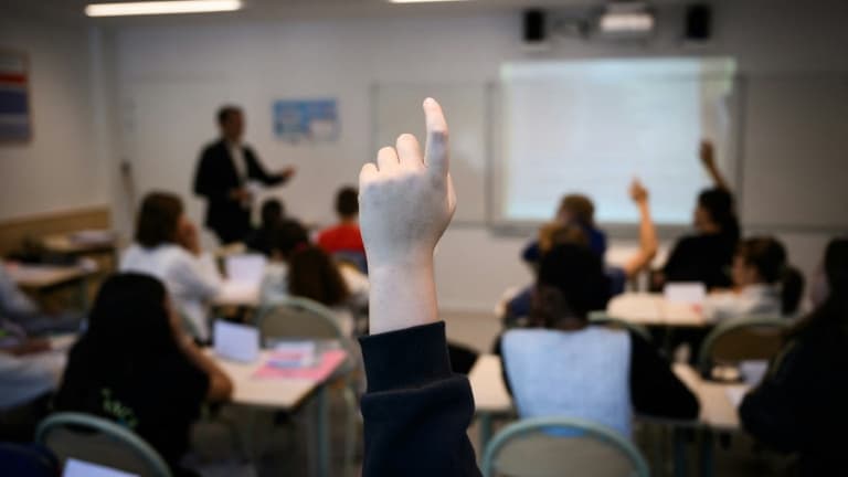 次の学年度の開始時に教師が 3,256 人減ります (当初は 4,000 人でした)。