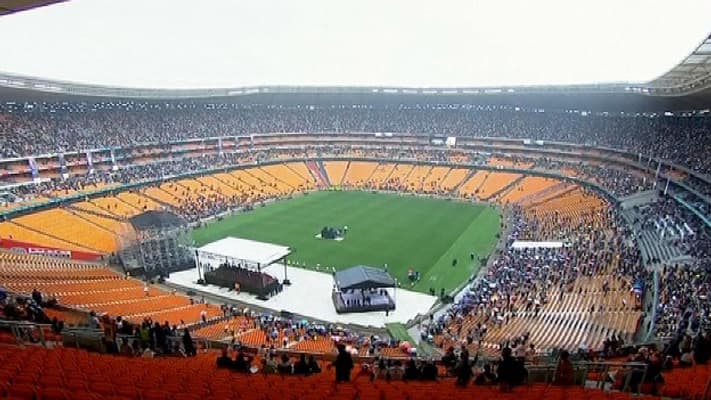 Le Soccer City Stadium de Soweto se remplit progressivement. Le Soccer City Stadium de Soweto se remplit progressivement.