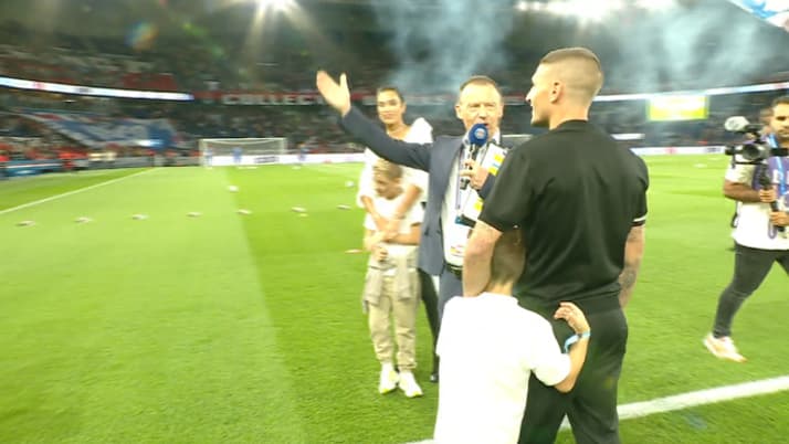 Marco Verratti célébré par le Parc des Princes.