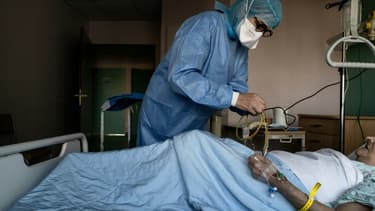 Un malade du Covid est traité le 6 novembre 2020 à l'hôpital Privé de la Loire, à Saint-Etienne
