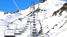 Des télésièges en pleine activité dans la station de ski de Piau Engaly, dans les Hautes-Pyrénées, le 17 février 2023