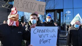 Une centaine d'agriculteurs ont lancé des œufs sur les vitres du siège du groupe Carrefour vendredi 11 février à Massy (Essonne)