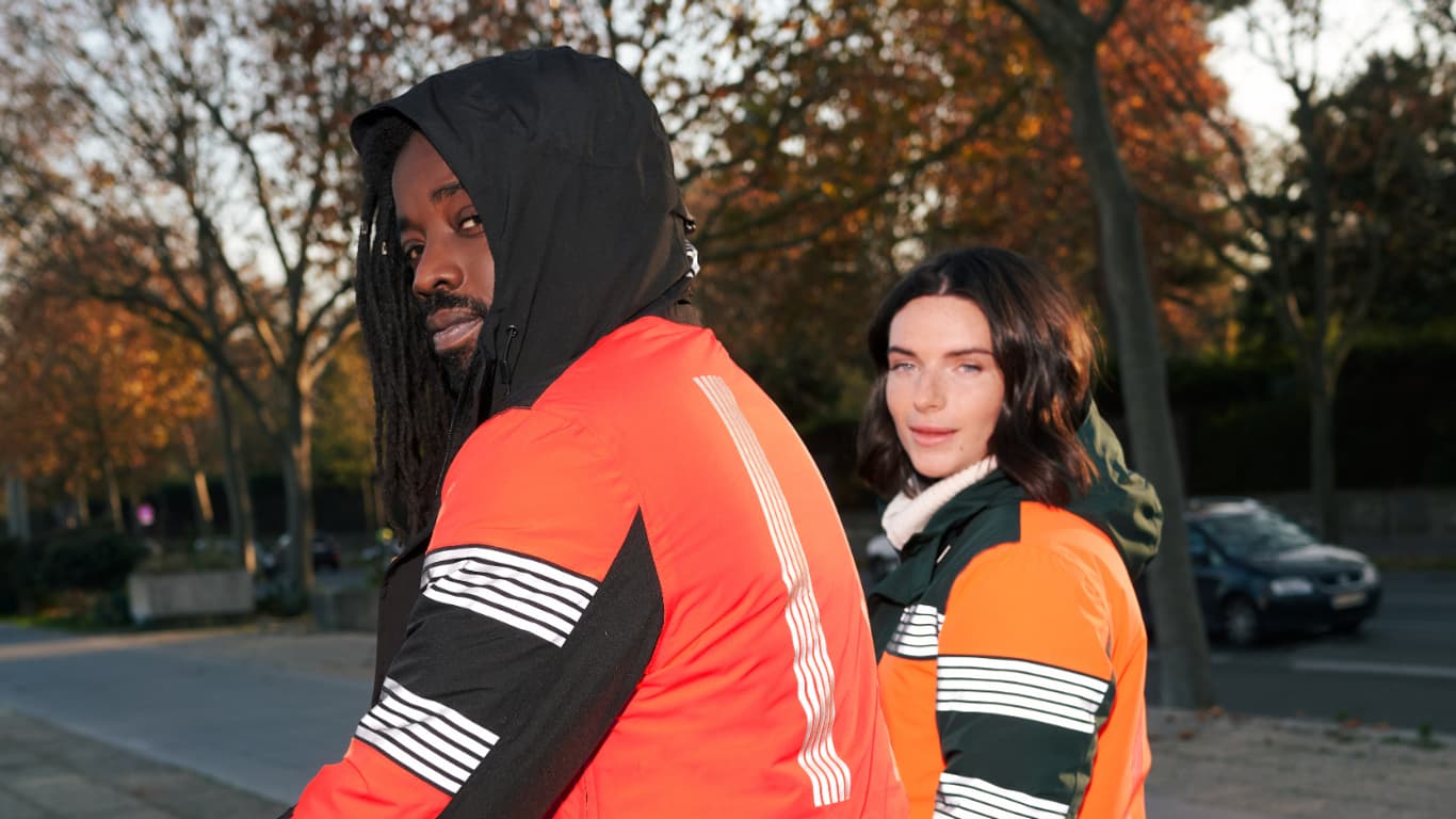 Cette veste réversible se transforme en vêtement adapté au dress code urbain Cette veste réversible se transforme en vêtement adapté au dress code urbain