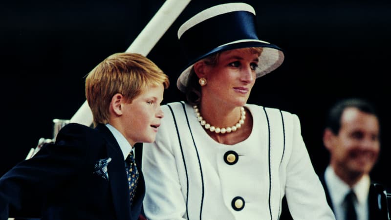 Le Prince Harry et sa mère Lady Diana, à Buckingham Palace en 1995